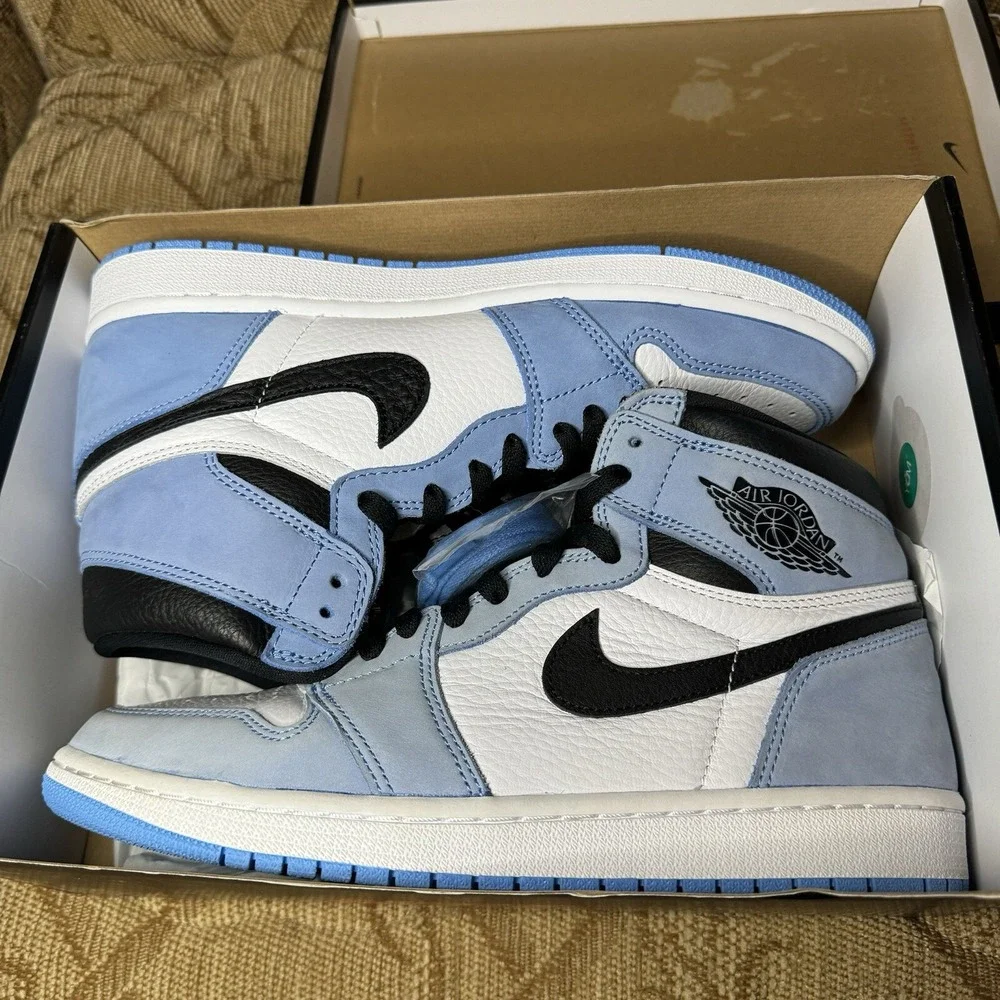Jordan 1 High University Blue, Men's Size‎ 9.5 Left shoe faded